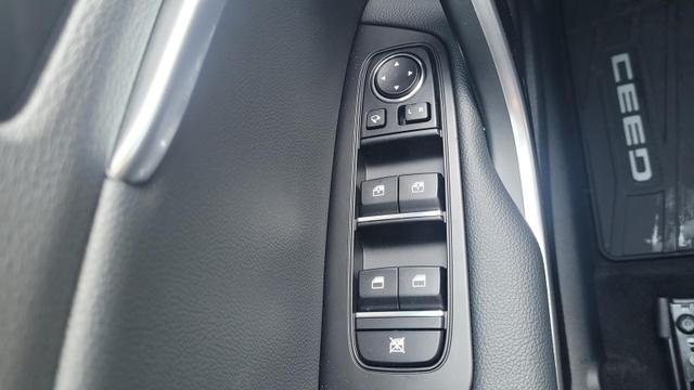 Kia Ceed Gold 1.5 AT*LED*Navi*Shzg*Lhzg*PDC*Cam*17Zoll* 