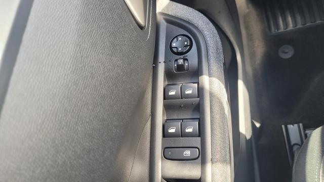Opel Frontera Ultimate 1.2 107 kW Ultimate*7Sitze*LED*Navi*Shzg*PDC*Cam* 