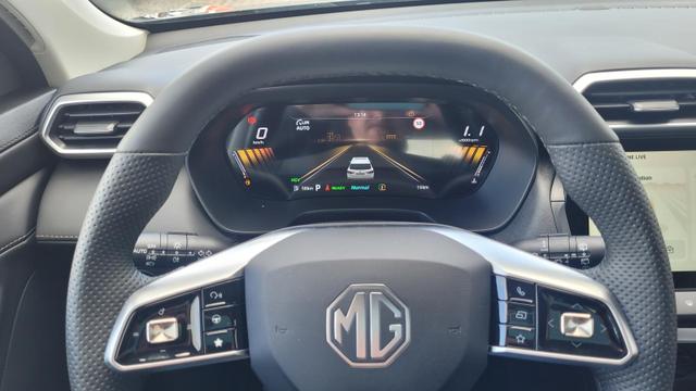 MG ZS 1.5 Hybrid+ 145 kW Luxury AT Luxury+Navi+SHZ+Kamera+ACA+18 