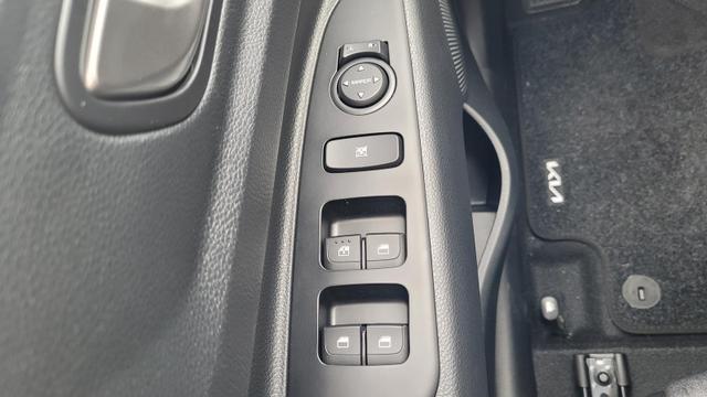 Kia Stonic Silver AT*Navi*Shzg*Lhzg*PDCv+h*Cam*16Zoll*LED 