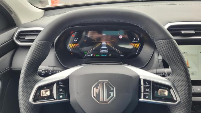 MG ZS 1.5 Hybrid+ 145 kW Luxury AT Luxury+Navi+SHZ+Kamera+ACA+18 