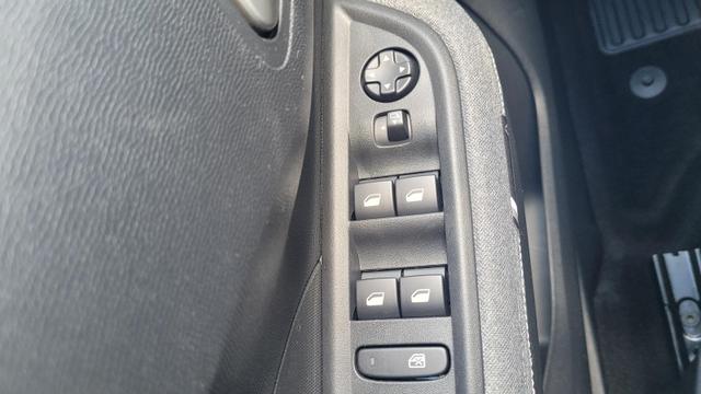 Opel Frontera Ultimate 1.2 107 kW Ultimate*7Sitze*LED*Navi*Shzg*PDC*Cam* 