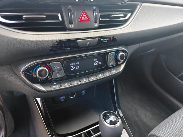 Hyundai i30 Family HB 1.6 GO*Navi*LED*Shzg*Lhzg*PDC*Cam*16Zoll* 