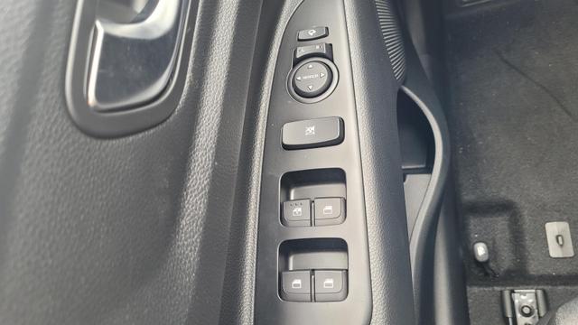 Kia Stonic Silver AT*Navi*Shzg*Lhzg*PDCv+h*Cam*16Zoll*LED 