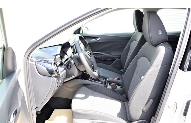 Skoda Fabia 1.0 TSI Ambition 4-J-G LED PDC SH 