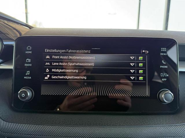 Skoda Fabia Selection 1.0 TSI DSG 85 kW / PDC H mit Kamera Front Assist 15 Zoll LM Felgen 