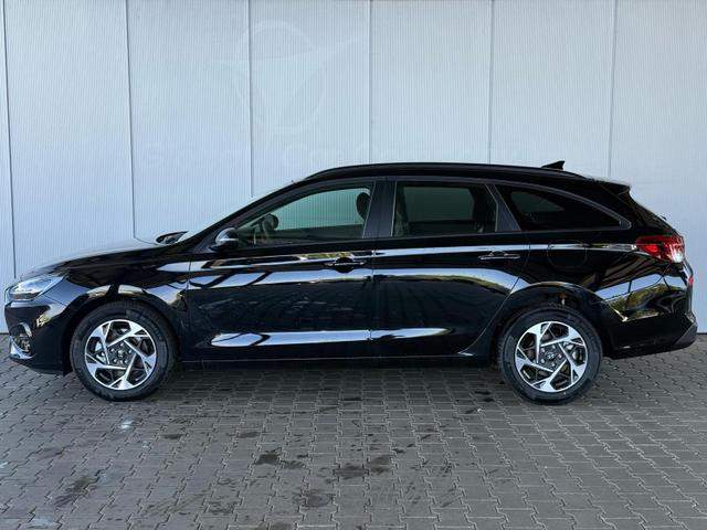 Hyundai i30 WG FL 1,5 T-GDI FAMILY 6MT 140 PS / Navi Sitz & Lenkr.Heiz PDC V.&H. m. Kamera Alu16 LED Kurvenlicht 