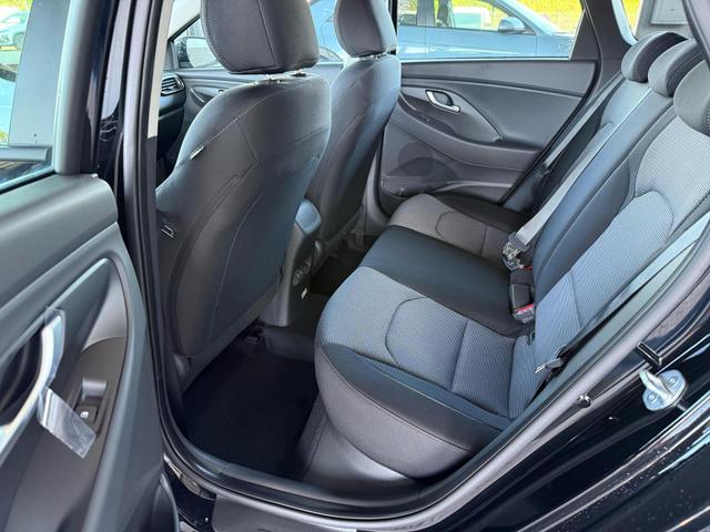 Hyundai i30 WG FL 1,5 T-GDI FAMILY 6MT 140 PS / Navi Sitz & Lenkr.Heiz PDC V.&H. m. Kamera Alu16 LED Kurvenlicht 
