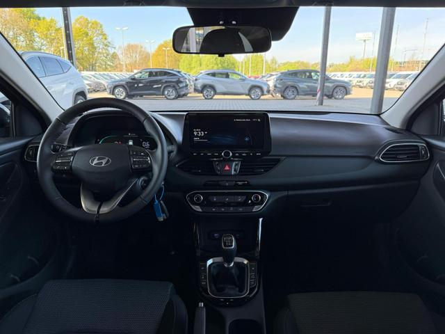 Hyundai i30 WG FL 1,5 T-GDI FAMILY 6MT 140 PS / Navi Sitz & Lenkr.Heiz PDC V.&H. m. Kamera Alu16 LED Kurvenlicht 