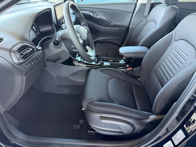 Hyundai i30 Fastback 1.5 T-GDi MHEV 7DCT Prime / Navi Einparkhilfe V+H mit Kamera Keyless entry & go LED-Scheinw. 