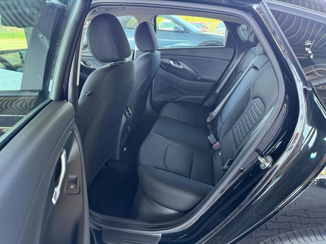 Hyundai i30 Fastback 1.5 T-GDi MHEV 7DCT Prime / Navi Einparkhilfe V+H mit Kamera Keyless entry & go LED-Scheinw. 
