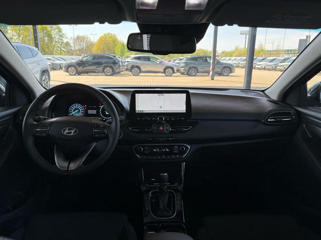 Hyundai i30 Fastback 1.5 T-GDi MHEV 7DCT Prime / Navi Einparkhilfe V+H mit Kamera Keyless entry & go LED-Scheinw. 