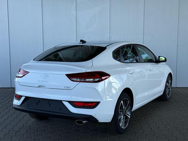 Hyundai i30 Fastback 1.5 T-GDi MHEV 7DCT Prime / Navi Einparkhilfe V+H mit Kamera Keyless entry & go LED-Scheinw. 