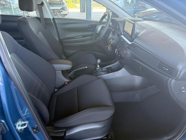 Hyundai BAYON 1,2 MPI Wave 5MT + Sitz & Lenkr. Heiz / Navi PDC m.Kamera Tempom./ALU 16 