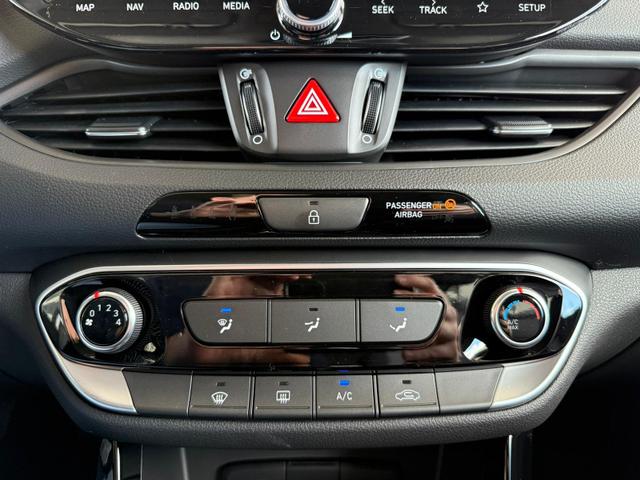 Hyundai i30 Kombi Comfort+1.5 GDI 6MT / Navi PDC V.&H. Kamera LED Carplay Sitz & Lenkr.Heiz. 