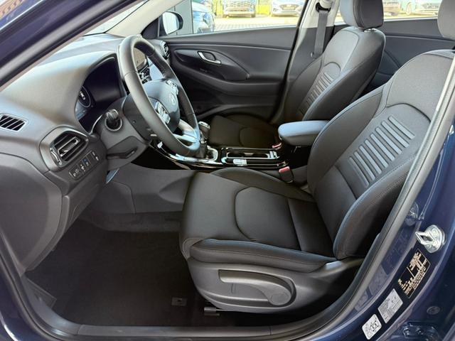 Hyundai i30 GO 1.5 DPI / Sitz + Lenkradh./ LED Navi Tempomat Alu16 PDC V.&H.m.Kamera 