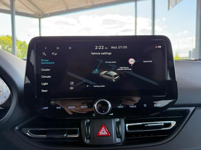 Hyundai i30 GO 1.5 DPI / Sitz + Lenkradh./ LED Navi Tempomat Alu16 PDC V.&H.m.Kamera 