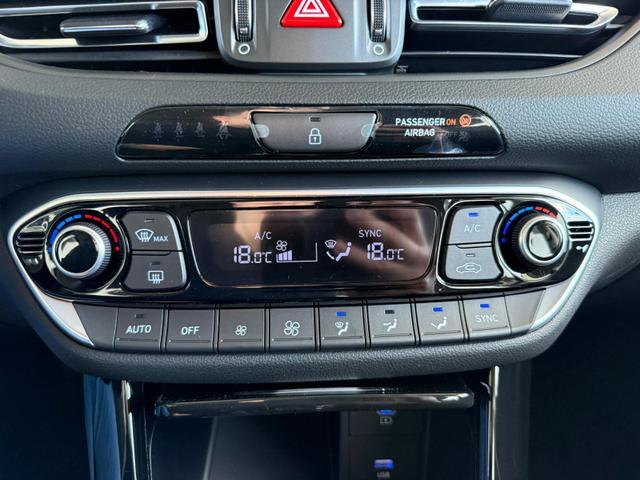 Hyundai i30 GO 1.5 DPI / Sitz + Lenkradh./ LED Navi Tempomat Alu16 PDC V.&H.m.Kamera 