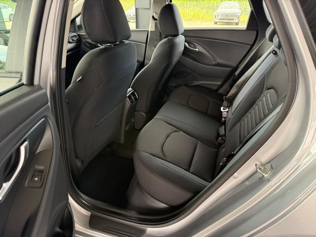Hyundai i30 Kombi GO 1.5 DPI / Sitz + Lenkradh./ LED Navi Tempomat Alu16 PDC V.&H.m.Kamera 