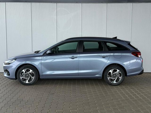 Hyundai i30 Kombi Smart 1.5 GDI 6MT / Navi PDC V.&H. m. Kamera LED ALU16 Dachreling Tempom. 