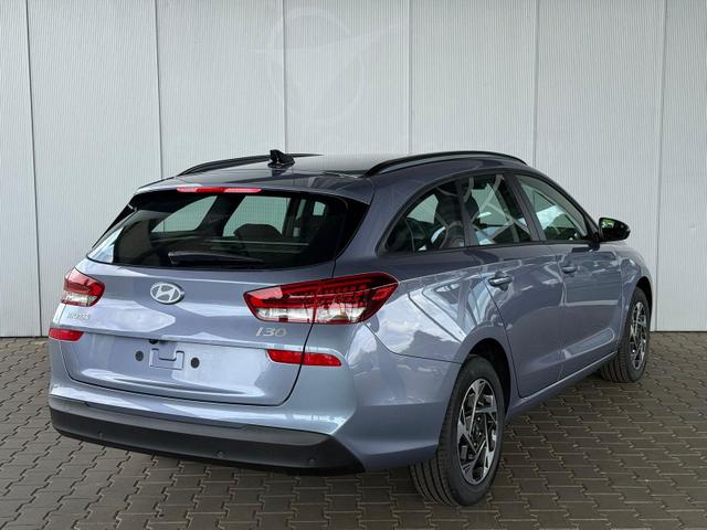 Hyundai i30 Kombi Smart 1.5 GDI 6MT / Navi PDC V.&H. m. Kamera LED ALU16 Dachreling Tempom. 