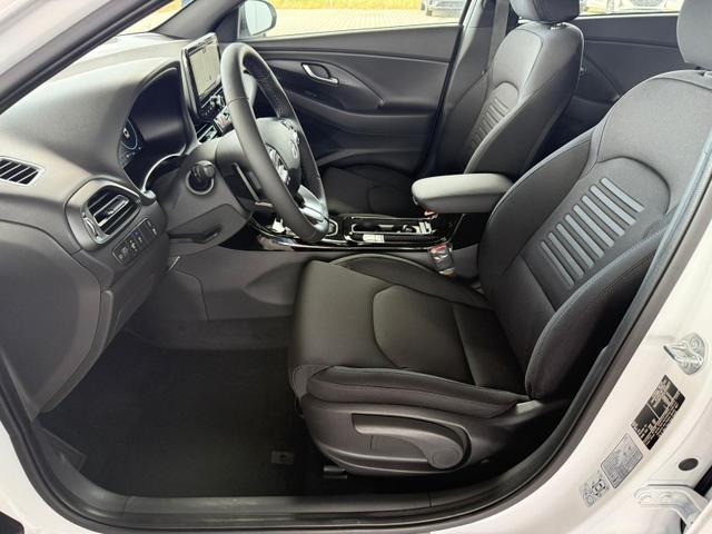 Hyundai i30 Fastback - PD GO Plus 1.5 TGDI DCT 48V / Panodach ACC Sitz & Lenkr.Heiz./ LED Keyless Alu17 