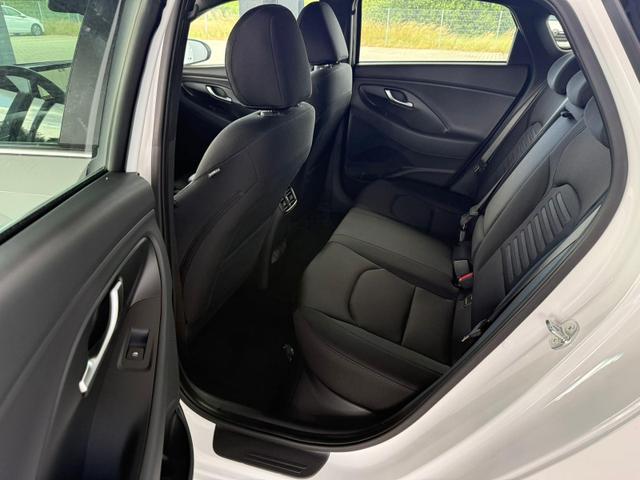 Hyundai i30 Fastback - PD GO Plus 1.5 TGDI DCT 48V / Panodach ACC Sitz & Lenkr.Heiz./ LED Keyless Alu17 