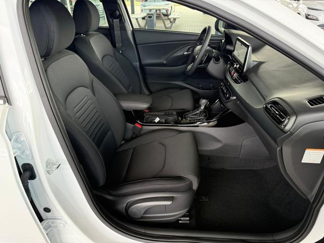 Hyundai i30 Fastback - PD GO Plus 1.5 TGDI DCT 48V / Panodach ACC Sitz & Lenkr.Heiz./ LED Keyless Alu17 