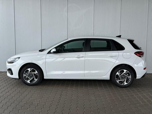 Hyundai i30 GO 1.5 DPI / Sitz + Lenkradh./ LED Navi Tempomat Alu16 PDC V.&H.m.Kamera 