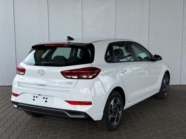 Hyundai i30 GO 1.5 DPI / Sitz + Lenkradh./ LED Navi Tempomat Alu16 PDC V.&H.m.Kamera 