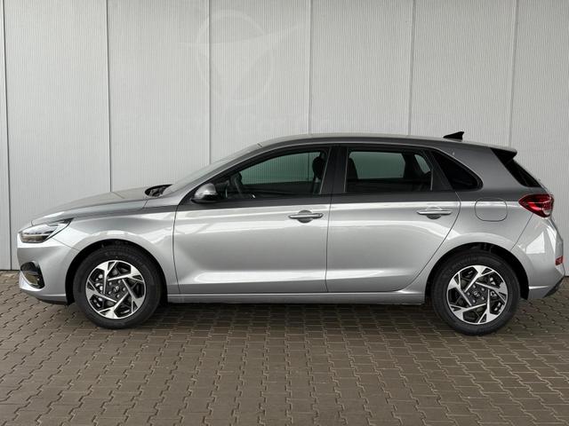 Hyundai i30 GO 1.5 DPI 97 PS 6MT / Navi PDC V. & H. m. Kamera Sitz Lenkr.Heiz./ LED ALU16 Tempom. 