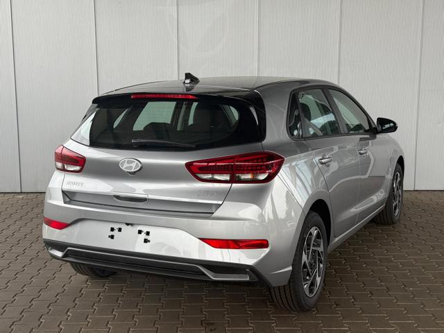 Hyundai i30 GO 1.5 DPI 97 PS 6MT / Navi PDC V. & H. m. Kamera Sitz Lenkr.Heiz./ LED ALU16 Tempom. 