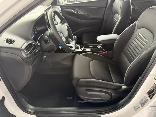 Hyundai i30 GO 1.5 DPI 97 PS 6MT / Navi PDC V. & H. m. Kamera Sitz Lenkr.Heiz./ LED ALU16 Tempom. 