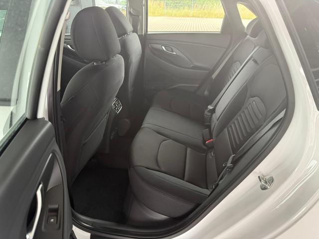 Hyundai i30 GO 1.5 DPI 97 PS 6MT / Navi PDC V. & H. m. Kamera Sitz Lenkr.Heiz./ LED ALU16 Tempom. 