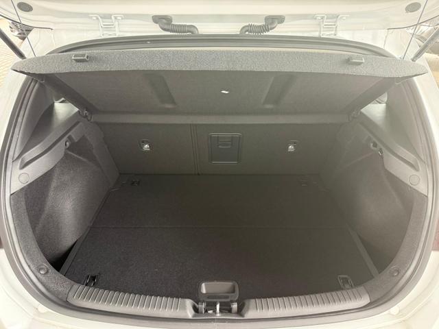 Hyundai i30 GO 1.5 DPI 97 PS 6MT / Navi PDC V. & H. m. Kamera Sitz Lenkr.Heiz./ LED ALU16 Tempom. 