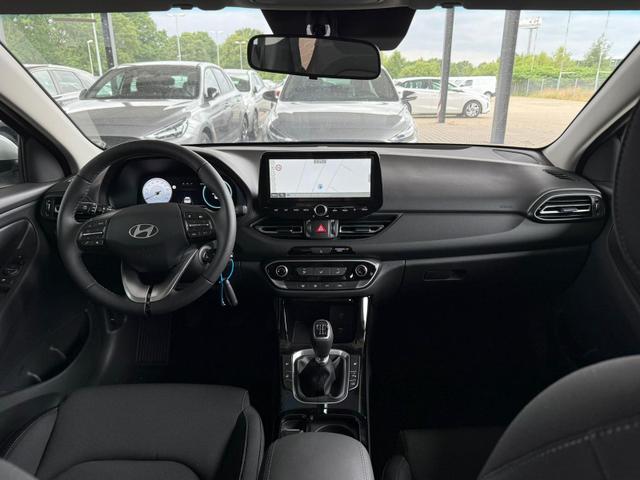 Hyundai i30 GO 1.5 DPI 97 PS 6MT / Navi PDC V. & H. m. Kamera Sitz Lenkr.Heiz./ LED ALU16 Tempom. 