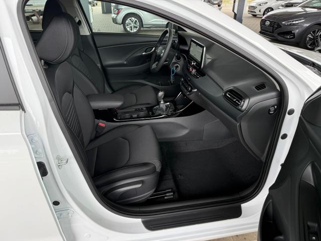 Hyundai i30 GO 1.5 DPI 97 PS 6MT / Navi PDC V. & H. m. Kamera Sitz Lenkr.Heiz./ LED ALU16 Tempom. 