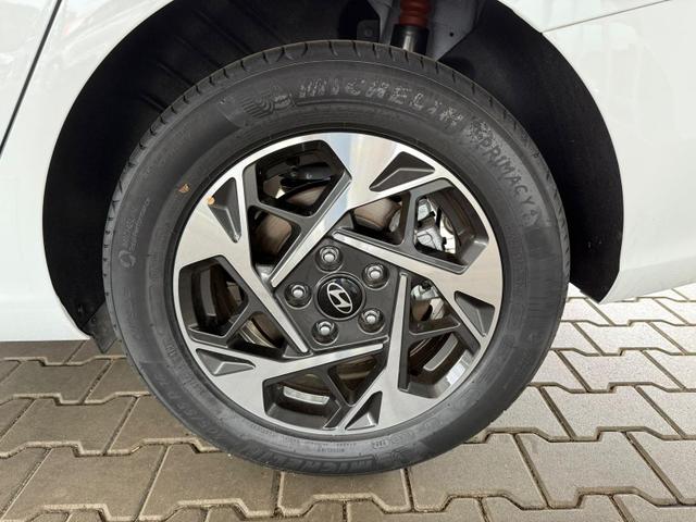 Hyundai i30 GO 1.5 DPI 97 PS 6MT / Navi PDC V. & H. m. Kamera Sitz Lenkr.Heiz./ LED ALU16 Tempom. 