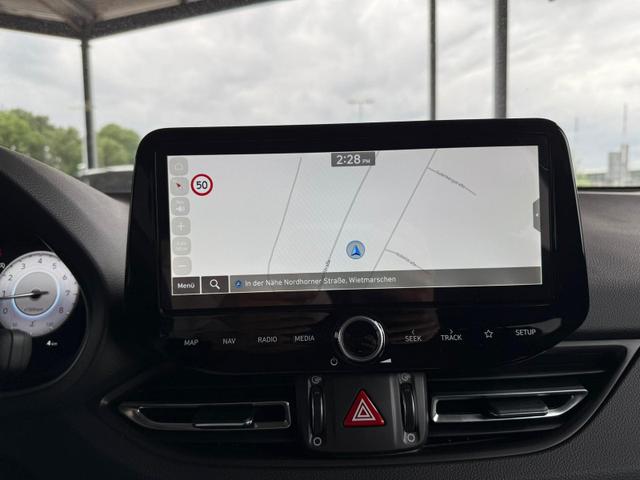 Hyundai i30 GO 1.5 DPI 97 PS 6MT / Navi PDC V. & H. m. Kamera Sitz Lenkr.Heiz./ LED ALU16 Tempom. 