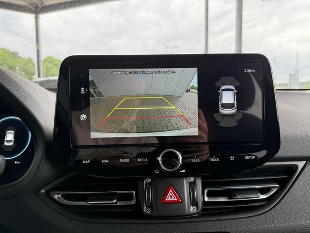 Hyundai i30 GO 1.5 DPI 97 PS 6MT / Navi PDC V. & H. m. Kamera Sitz Lenkr.Heiz./ LED ALU16 Tempom. 