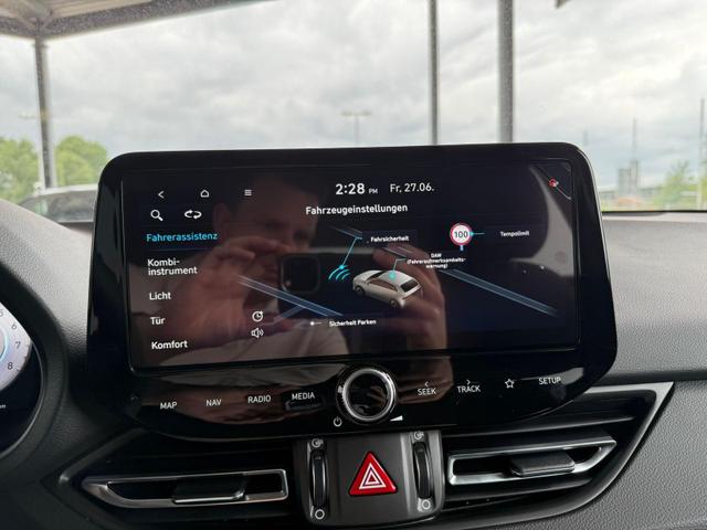 Hyundai i30 GO 1.5 DPI 97 PS 6MT / Navi PDC V. & H. m. Kamera Sitz Lenkr.Heiz./ LED ALU16 Tempom. 