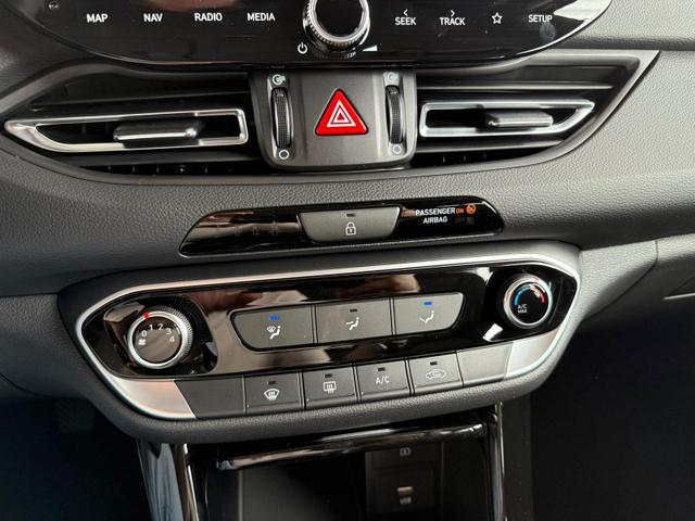 Hyundai i30 GO 1.5 DPI 97 PS 6MT / Navi PDC V. & H. m. Kamera Sitz Lenkr.Heiz./ LED ALU16 Tempom. 