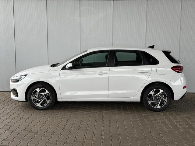 Hyundai i30 GO 1.5 DPI 97 PS 6MT / Navi PDC V. & H. m. Kamera Sitz Lenkr.Heiz./ LED ALU16 Tempom. 