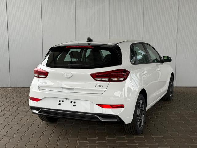 Hyundai i30 GO 1.5 DPI 97 PS 6MT / Navi PDC V. & H. m. Kamera Sitz Lenkr.Heiz./ LED ALU16 Tempom. 