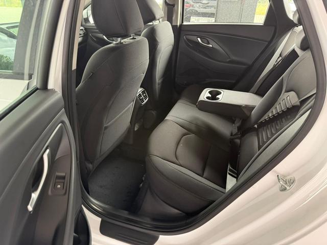 Hyundai i30 Kombi GO 1.5 DPI 97 PS / Sitz + Lenkradh./ LED Navi Tempomat Alu16 PDC V.&H.m.Kamera 