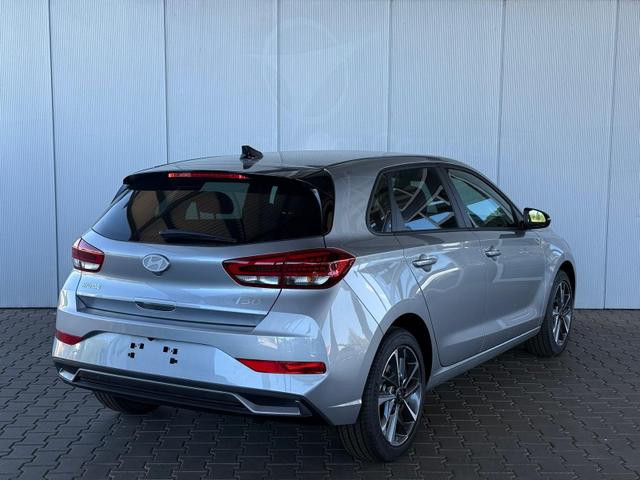 Hyundai i30 GO Plus 1.5 DPI 96 PS 6 MT / PDC V & H.m. Kamera Navi LED Sitz Lenkr.Heiz./ Alu17 Privacy 