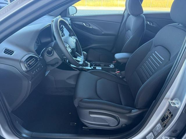 Hyundai i30 GO Plus 1.5 DPI 96 PS 6 MT / PDC V & H.m. Kamera Navi LED Sitz Lenkr.Heiz./ Alu17 Privacy 