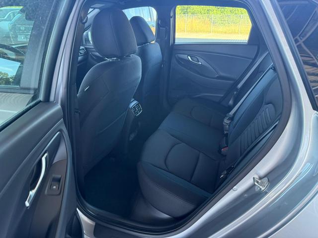 Hyundai i30 GO Plus 1.5 DPI 96 PS 6 MT / PDC V & H.m. Kamera Navi LED Sitz Lenkr.Heiz./ Alu17 Privacy 
