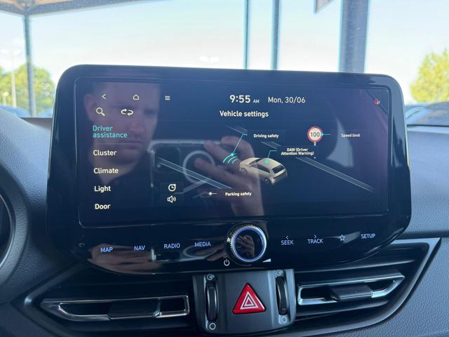 Hyundai i30 GO Plus 1.5 DPI 96 PS 6 MT / PDC V & H.m. Kamera Navi LED Sitz Lenkr.Heiz./ Alu17 Privacy 