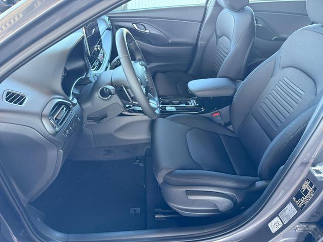 Hyundai i30 GO Plus 1.5 TGDI DCT 48V Go! Paket / Navi PDC V.&H.m.Kamera Keyless LED Sitz & Lenkr.Heiz /Klimaautom./ ALU17 